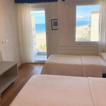 Hotel Diplomatic Riccione Bagian luar foto