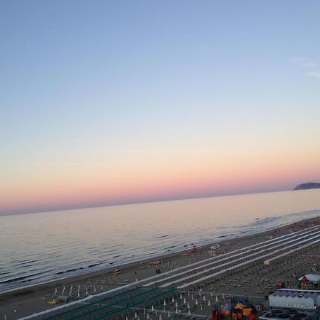 Hotel Diplomatic Riccione Bagian luar foto