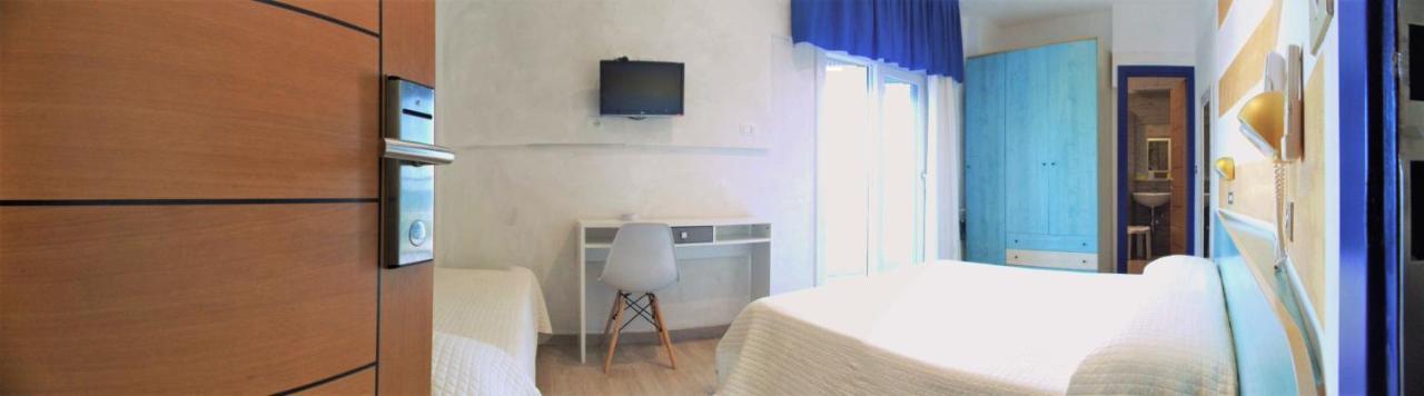 Hotel Diplomatic Riccione Bagian luar foto