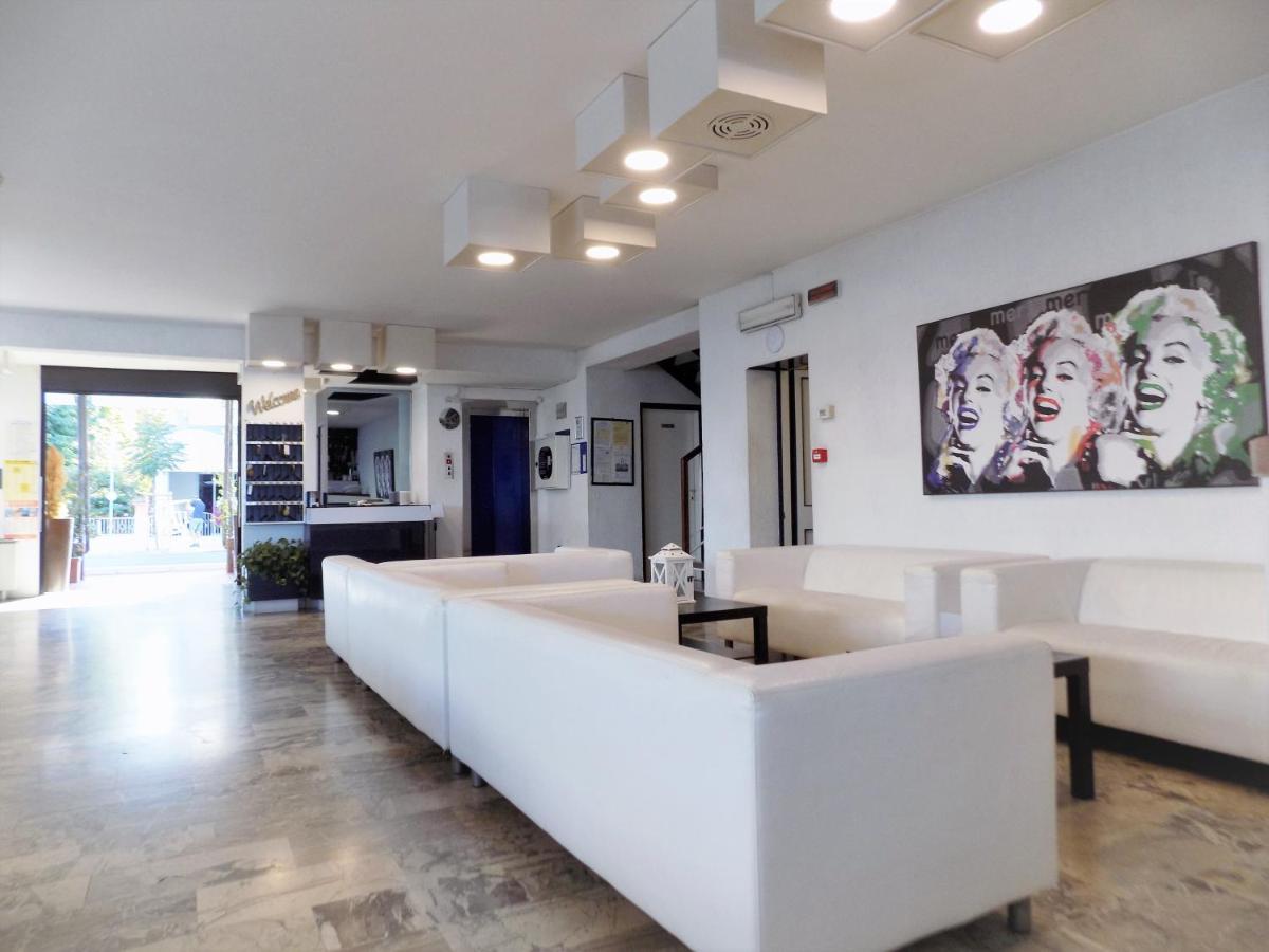 Hotel Diplomatic Riccione Bagian luar foto