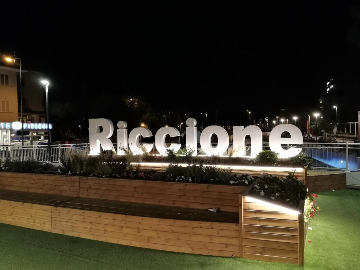 Hotel Diplomatic Riccione Bagian luar foto