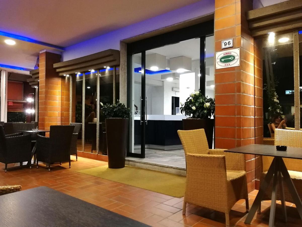 Hotel Diplomatic Riccione Bagian luar foto
