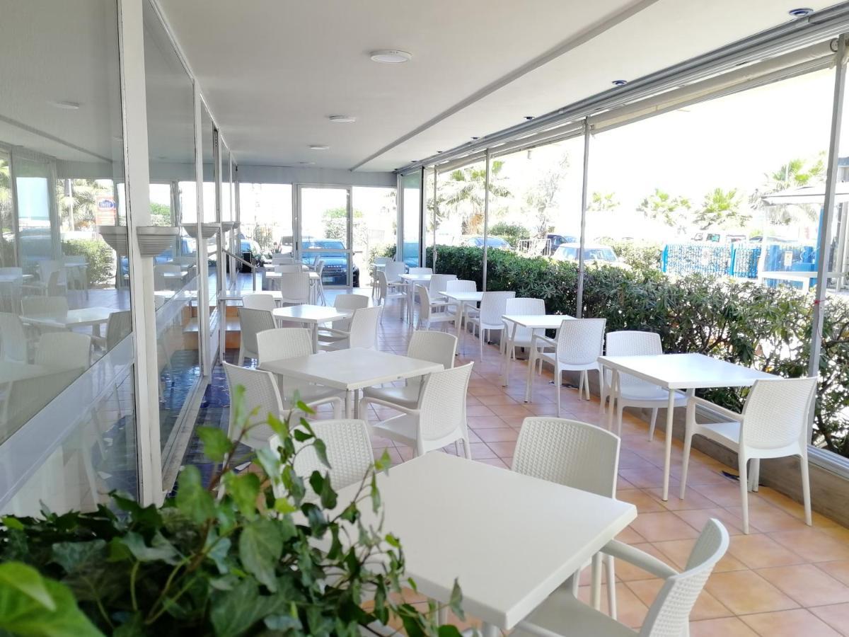 Hotel Diplomatic Riccione Bagian luar foto