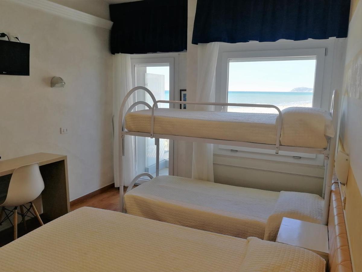 Hotel Diplomatic Riccione Bagian luar foto