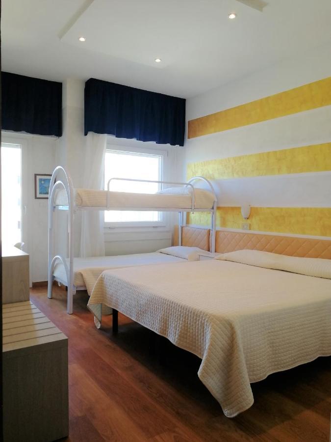 Hotel Diplomatic Riccione Bagian luar foto