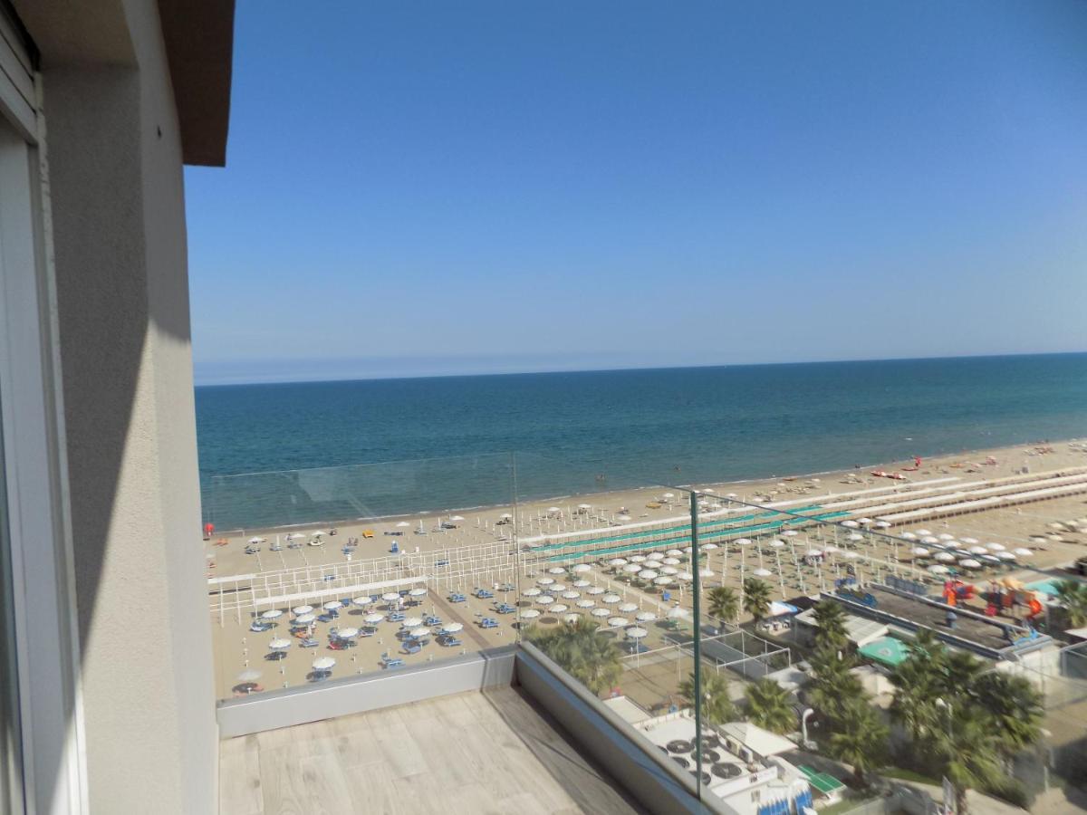 Hotel Diplomatic Riccione Bagian luar foto