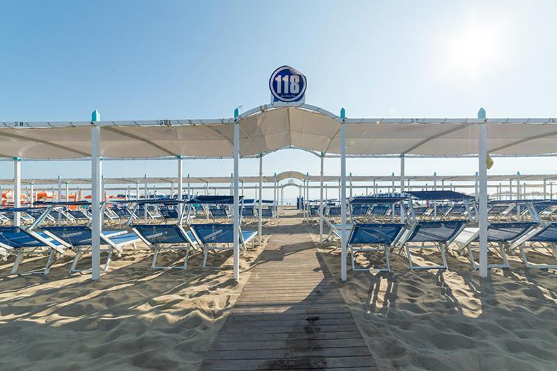 Hotel Diplomatic Riccione Bagian luar foto