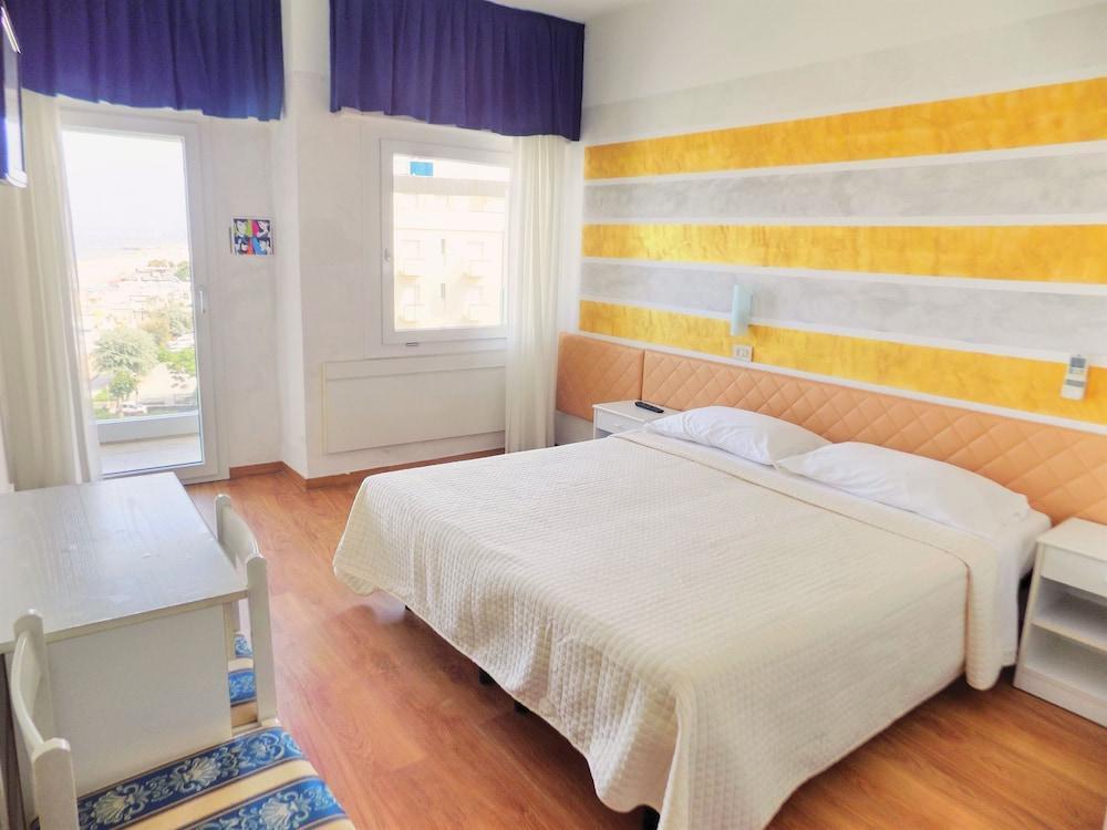 Hotel Diplomatic Riccione Bagian luar foto
