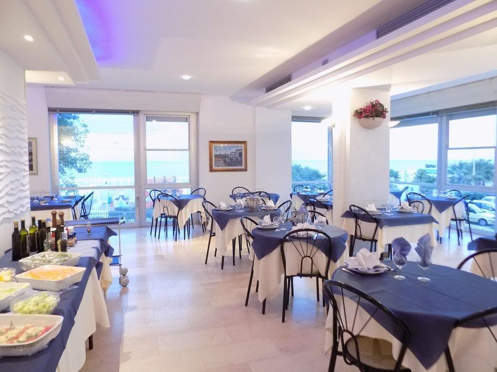 Hotel Diplomatic Riccione Bagian luar foto
