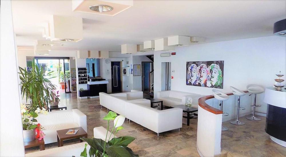 Hotel Diplomatic Riccione Bagian luar foto