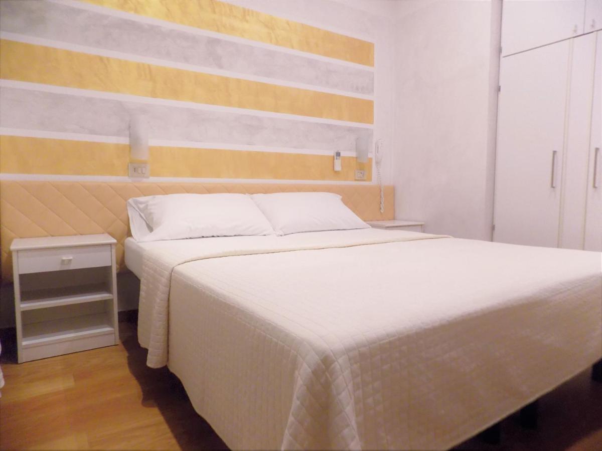 Hotel Diplomatic Riccione Bagian luar foto