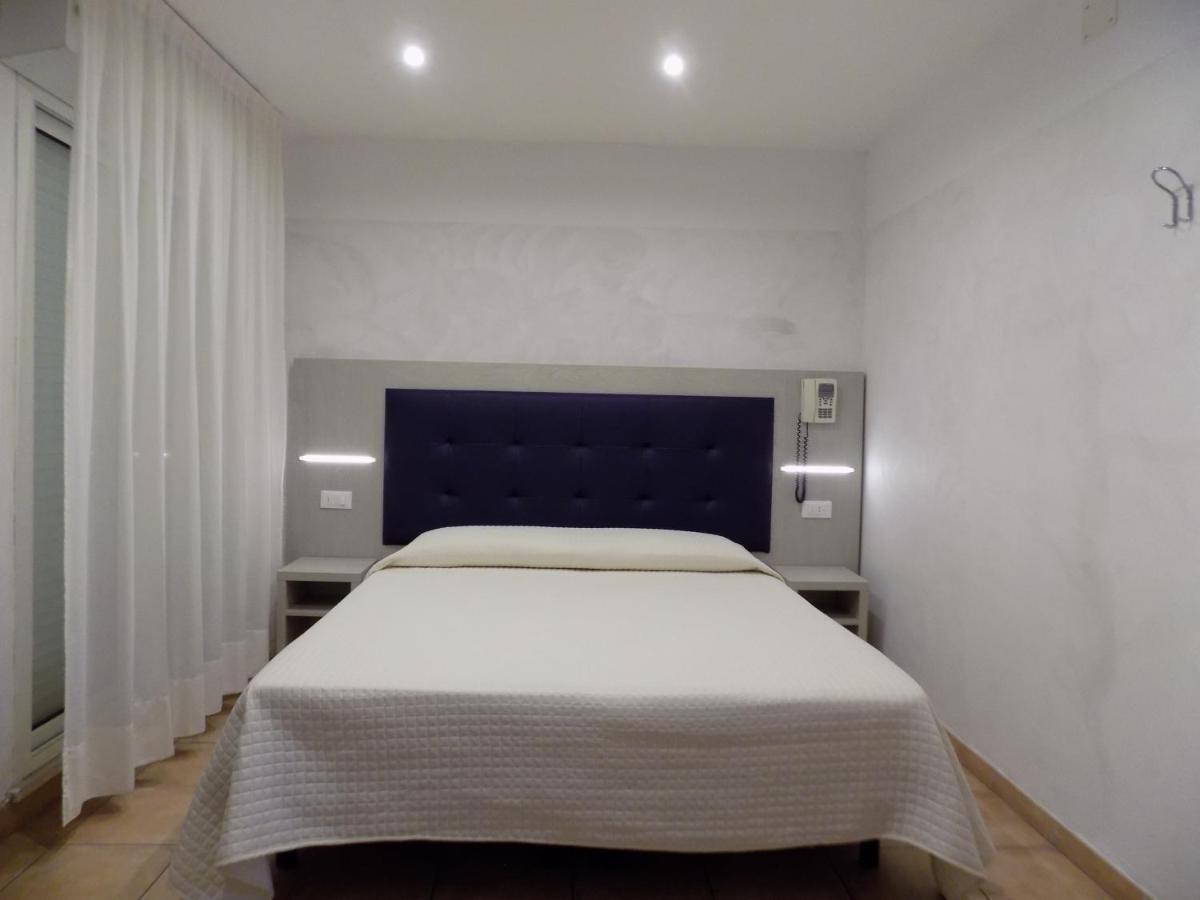 Hotel Diplomatic Riccione Bagian luar foto