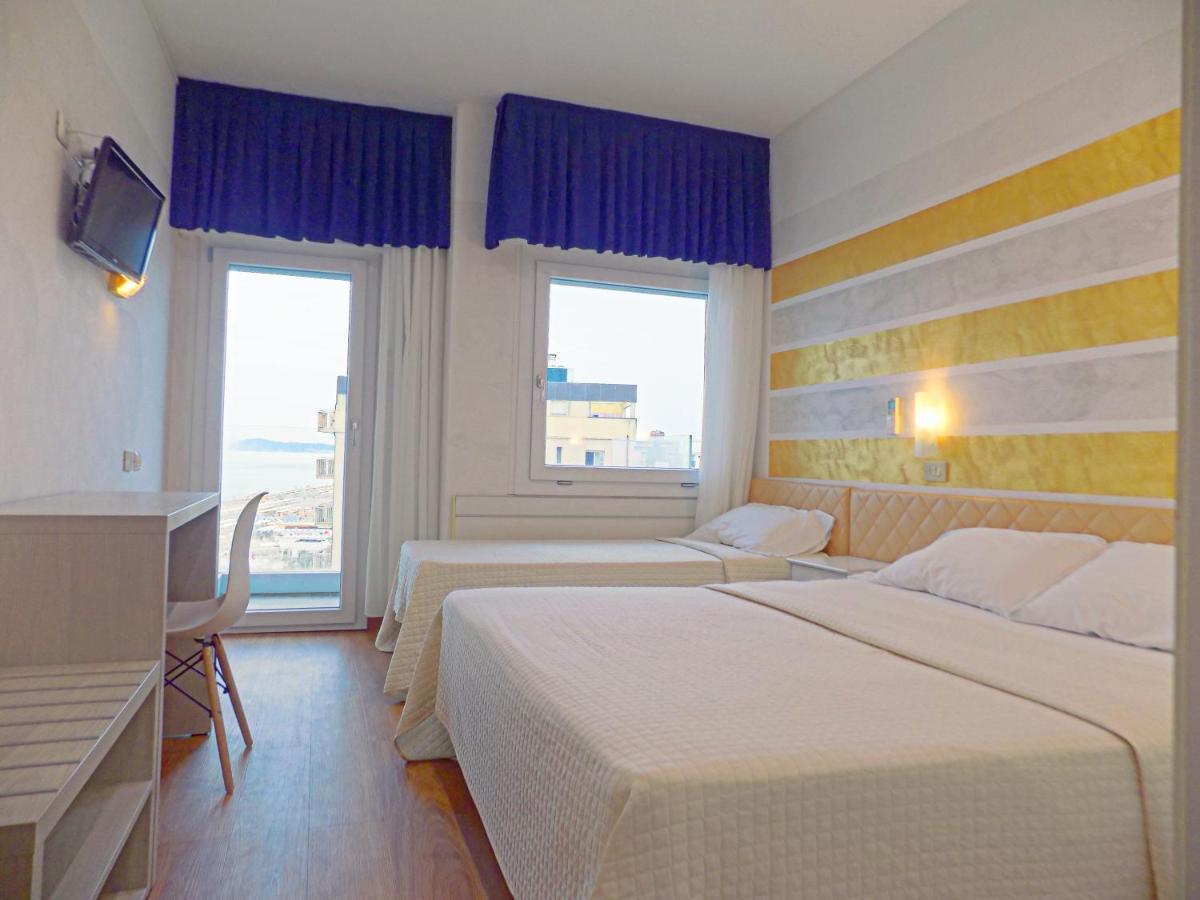 Hotel Diplomatic Riccione Bagian luar foto