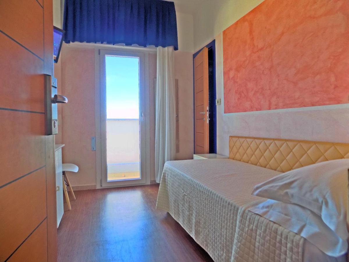 Hotel Diplomatic Riccione Bagian luar foto