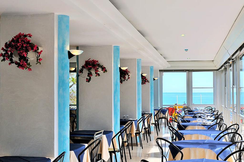 Hotel Diplomatic Riccione Bagian luar foto