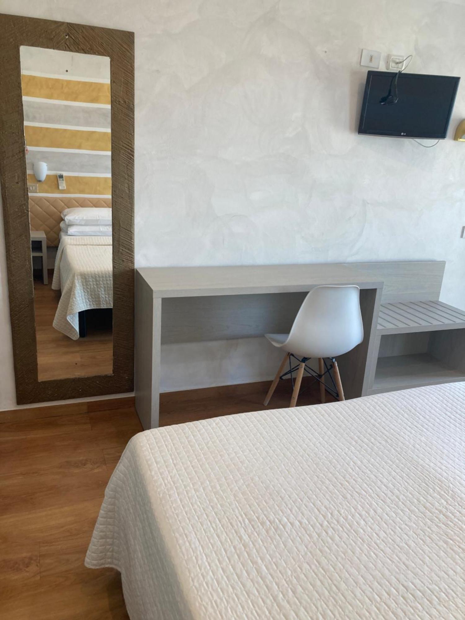 Hotel Diplomatic Riccione Ruang foto