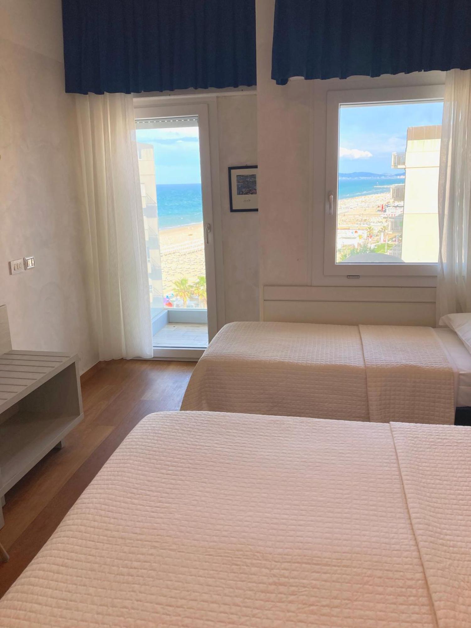 Hotel Diplomatic Riccione Bagian luar foto