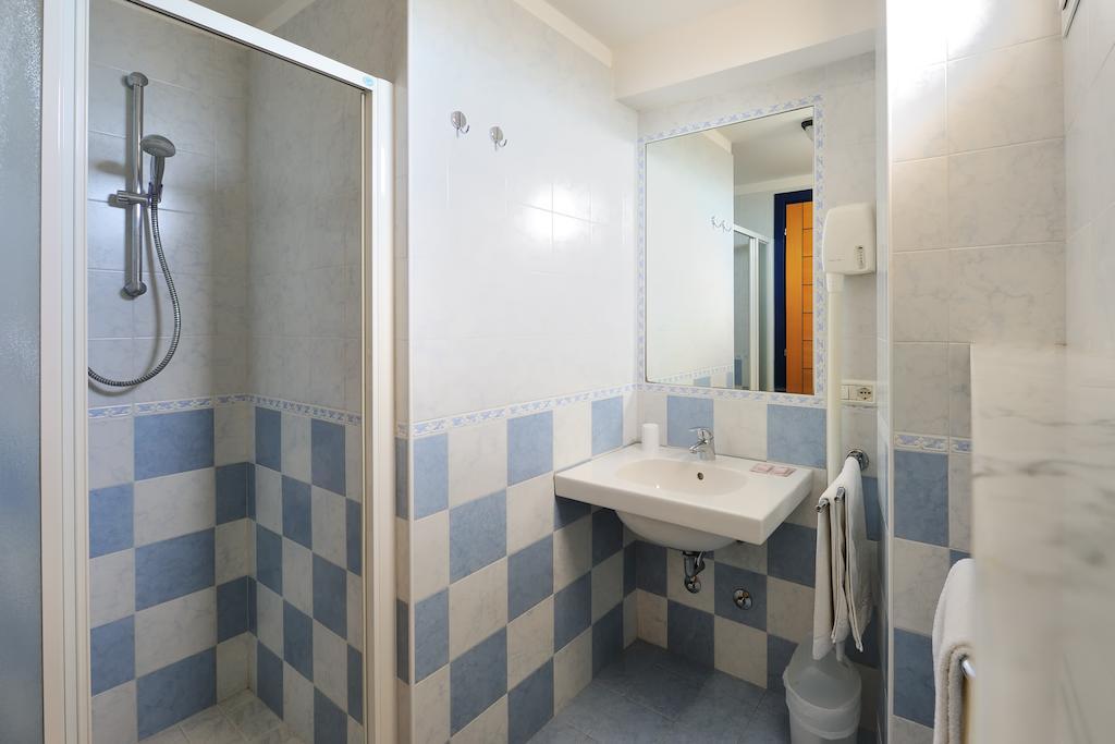 Hotel Diplomatic Riccione Ruang foto