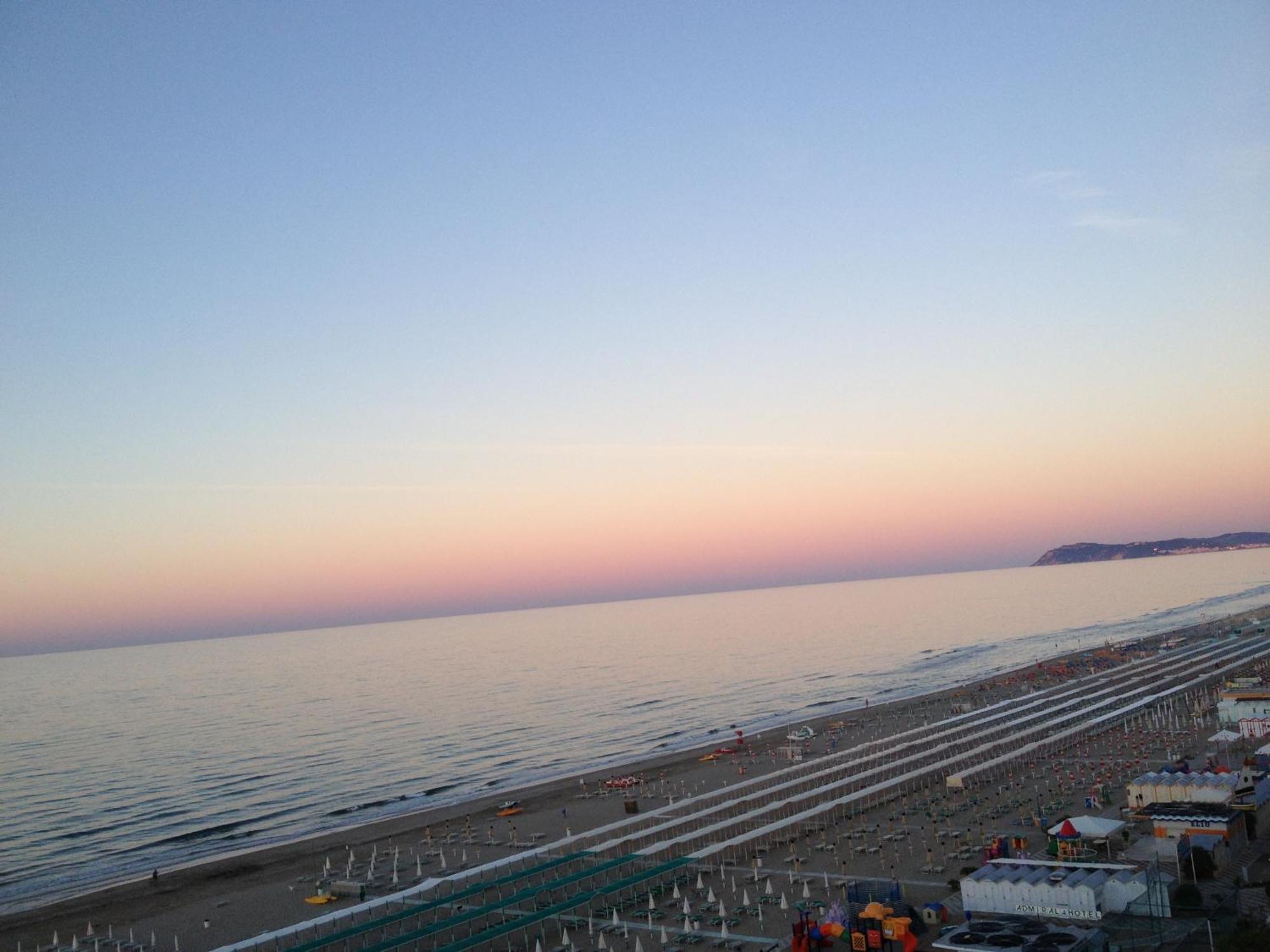 Hotel Diplomatic Riccione Bagian luar foto