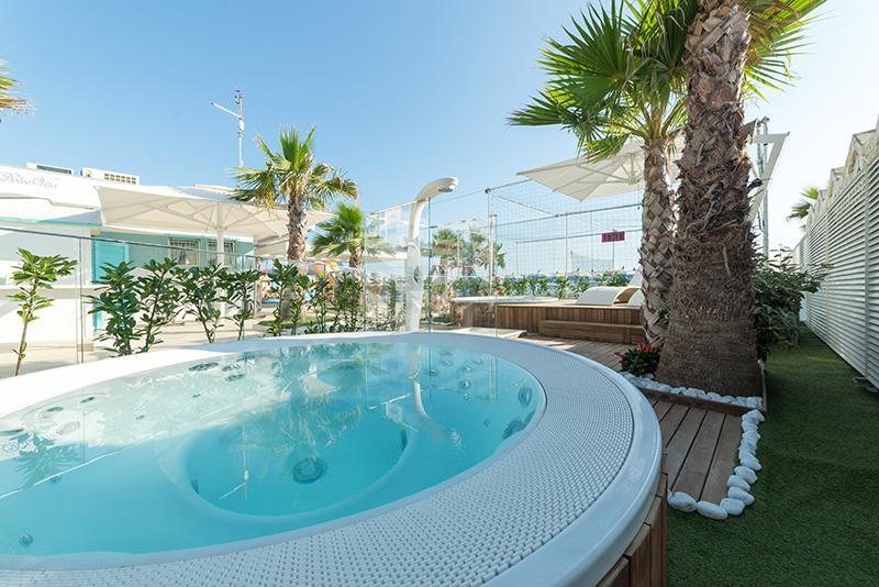 Hotel Diplomatic Riccione Bagian luar foto
