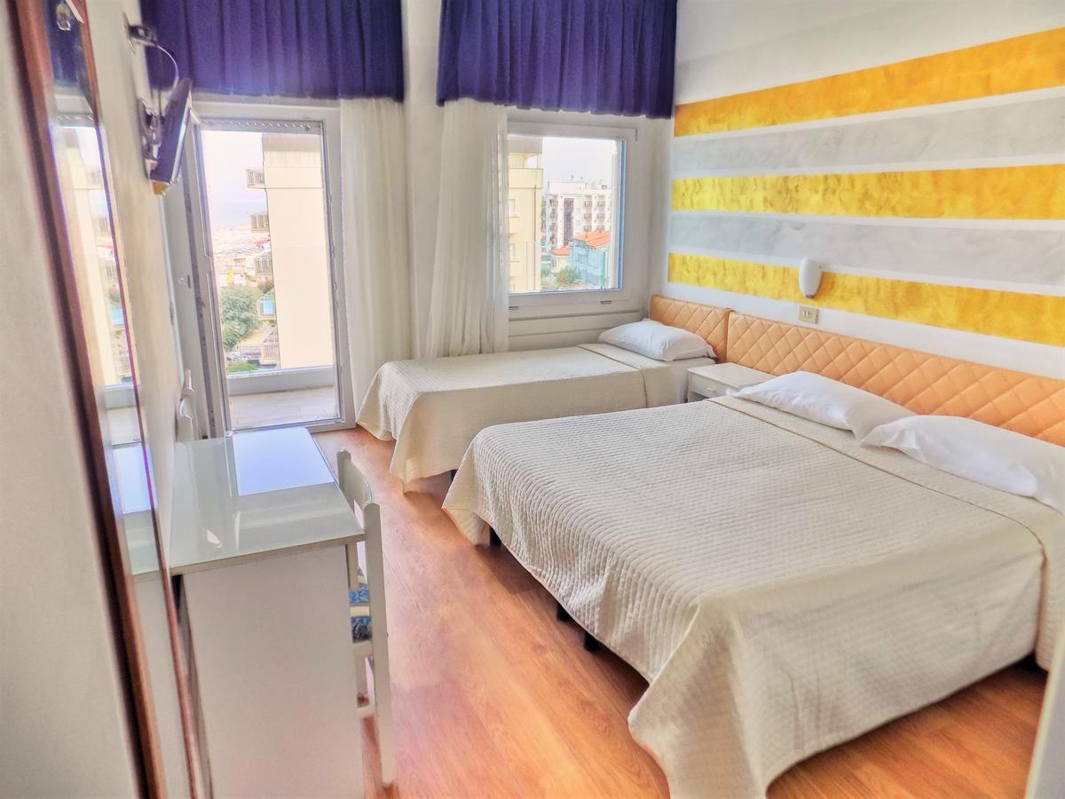 Hotel Diplomatic Riccione Bagian luar foto