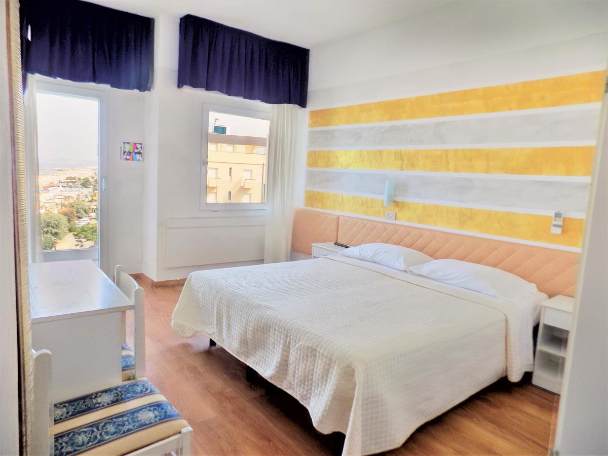 Hotel Diplomatic Riccione Bagian luar foto