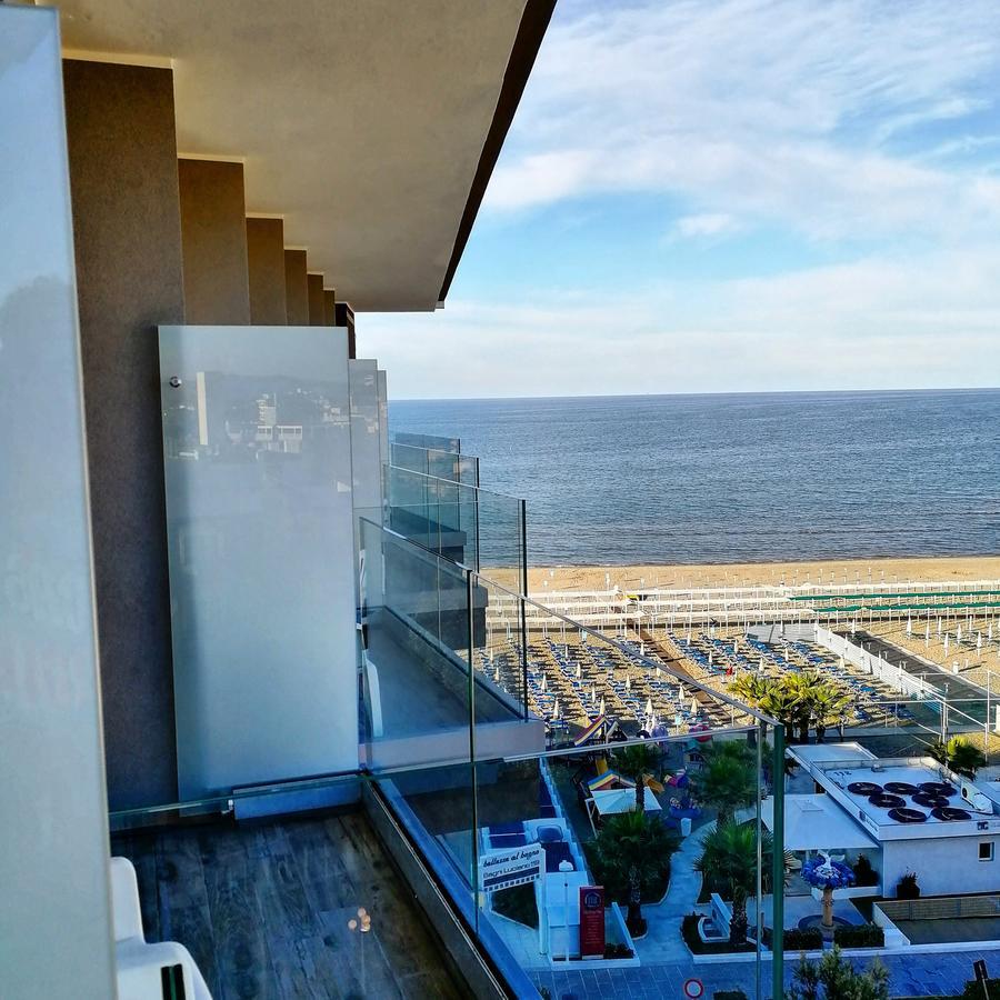 Hotel Diplomatic Riccione Bagian luar foto